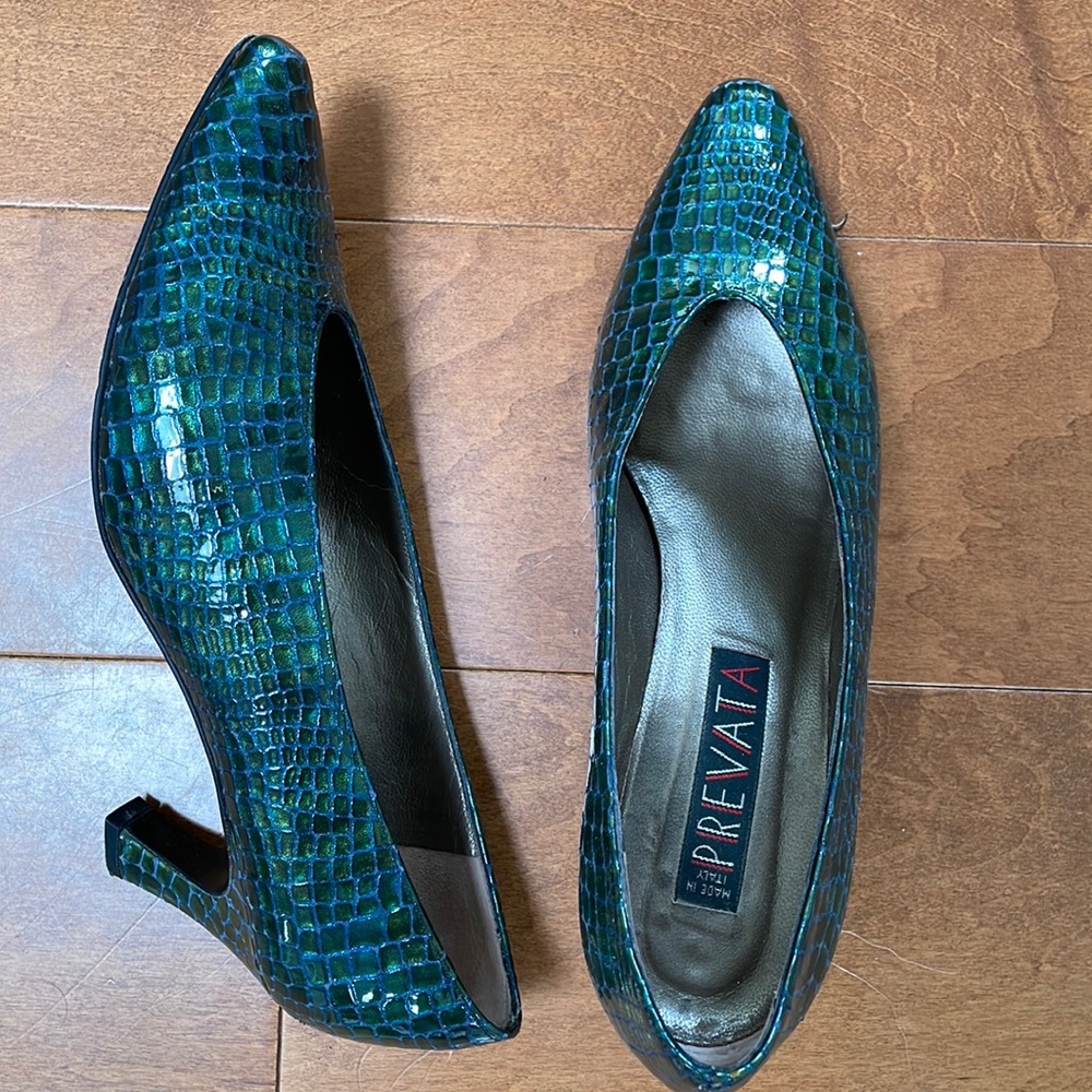 Gorgeous green and blue snake print pumps.